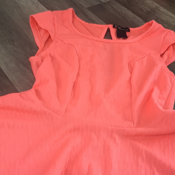 Neon Coral peplum top with key hole back detail 🧡 - Picture 2 of 3